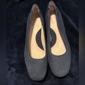 Black slightly wedged shoes